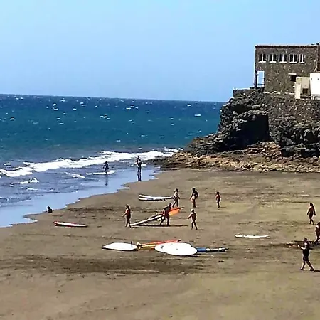 Newly Refurbished Beachfront Apartment. Apartmán *